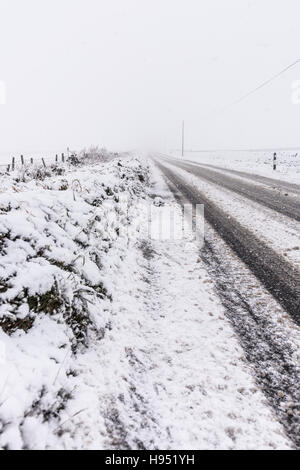 Snowy novembre pomeriggio al top del famoso Otley Chevin, vicino a Leeds Foto Stock
