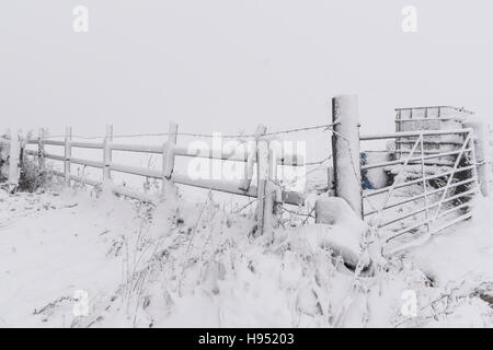 Snowy novembre pomeriggio al top del famoso Otley Chevin, vicino a Leeds Foto Stock