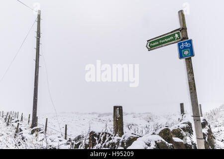 Sentiero pubblico segno su un nevoso pomeriggio di novembre presso la sommità della famosa Otley Chevin, vicino a Leeds Foto Stock