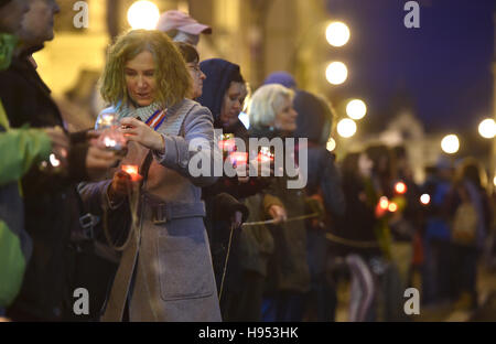 Persone con candele formano catena umana nel tentativo di collegare di Praga è Narodni trida con un memoriale per le vittime del comunismo su Ujezd a Praga Repubblica Ceca, durante un rally per commemorare il giorno della lotta per la libertà e la democrazia e la International Student's Day giovedì novembre 17th, 2016. Il giorno della lotta per la libertà e la democrazia commemora manifestazioni studentesche dopo l occupazione nazista nel 1939 e contro il regime comunista nel 1989. La polizia comunista cordoned fuori uno studente marcia di protesta nel centro di Praga in novembre 17, 1989 e poi brutalmente picchiato suo participa Foto Stock