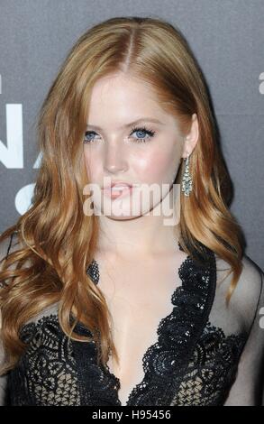 New York, NY, STATI UNITI D'AMERICA. 17 Nov, 2016. Ellie Bamber presso gli arrivi per animali notturni Premiere, Paris Theatre di New York, NY Novembre 17, 2016. Credito: Kristin Callahan/Everett raccolta/Alamy Live News Foto Stock