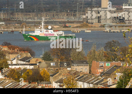 Gravesend, Kent, Regno Unito. Xviii Nov, 2016. La nave di Greenpeace Esperanza nella foto vela passato Gravesend oggi sul suo modo di Londra il cuscinetto di un banner per protestare contro Sainsbury's calza unsustainably-tonno pescato. Credito: Rob Powell/Alamy Live News Foto Stock