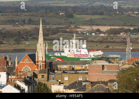 Gravesend, Kent, Regno Unito. Xviii Nov, 2016. La nave di Greenpeace Esperanza nella foto vela passato Gravesend oggi sul suo modo di Londra il cuscinetto di un banner per protestare contro Sainsbury's calza unsustainably-tonno pescato. Credito: Rob Powell/Alamy Live News Foto Stock