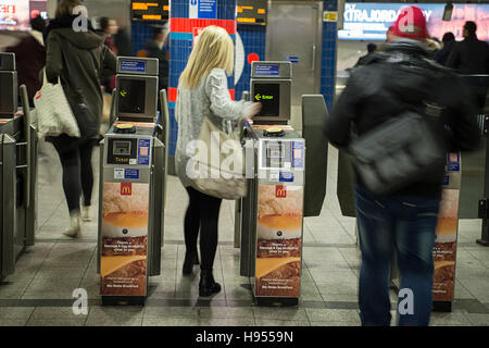Londra, Regno Unito. Xii Nov, 2016. Immettere i passeggeri di un treno della metropolitana dalla stazione di Londra, Inghilterra, 12 novembre 2016. Foto: Wolfram Kastl/dpa/Alamy Live News