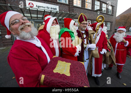 Bremen, Germania. Xviii Nov, 2016. La prima Santa clausole sono all'agenzia di collocamento per questo anno la riunione del personale a Bremen, Germania, 18 novembre 2016. Finora, per un totale di venti Santa clausole sono disponibili per il tempo di Avvento e la Notte Santa di Brema. Tuttavia, la domanda è molto più elevata di creazione di una necessità di ulteriori richiedenti. Foto: INGO WAGNER/DPA/Alamy Live News Foto Stock