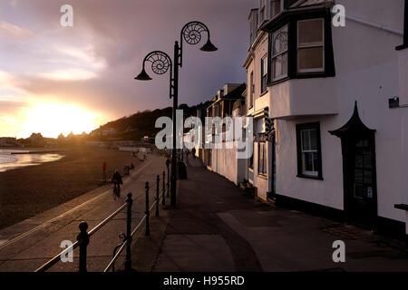 Lyme Regis Dorset, Regno Unito. Xviii Nov, 2016. Walkers godere il bellissimo tramonto a Lyme Regis nel Dorset questa sera Credito: Simon Dack/Alamy Live News Foto Stock