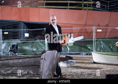 Gdansk, Polonia. Xviii Nov, 2016. Il relitto dell'Europa prestazioni da parte del giocatore spagnolo Fernando Bravo (nell'immagine) in Gdansk. Il gioco è una metafora per il destino degli immigrati, coloro che sono in cerca di una casa sicura e una vita migliore, di fronte alla peggiore Credit: Michal Fludra/Alamy Live News Foto Stock