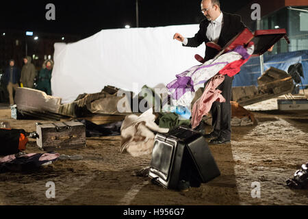 Gdansk, Polonia. Xviii Nov, 2016. Il relitto dell'Europa prestazioni da parte del giocatore spagnolo Fernando Bravo (nell'immagine) in Gdansk. Il gioco è una metafora per il destino degli immigrati, coloro che sono in cerca di una casa sicura e una vita migliore, di fronte alla peggiore Credit: Michal Fludra/Alamy Live News Foto Stock