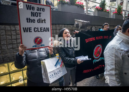 Londra, Regno Unito. Xviii Nov, 2016. Dopo aver lasciato la lobby, i lavoratori indipendenti Unione CAIWU hanno continuato la loro rumorosa protesta contro il principio dei servizi di pulizia al di fuori, distribuendo volantini e attirare la intererest di molti lavoratori della città. Due lavoratori nero, Lovebridge Acheamong e Wilson Palomeque che nel mese di aprile sono stati assegnati diplomi da Lloyds in riconoscimento della loro eccellente servizio durante un guasto di alimentazione sono stati disciplinati e respinto dal sito in linea di principio i servizi di pulizia a seguito di una pulitura di vetri incidente. Credito: Peter Marshall / Alamy Live News Foto Stock