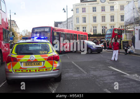 Il torneo di Wimbledon di Londra, Regno Unito. Xix Nov, 2016. La polizia e i servizi di emergenza di occuparsi di scena a seguito di una collisione di Bus con diverse vetture su Wimbledon town center su una intensa giornata di acquisti anche se non ci sono stati rapporti di eventuali lesioni Credito: amer ghazzal/Alamy Live News Foto Stock