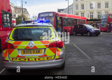 Il torneo di Wimbledon di Londra, Regno Unito. Xix Nov, 2016. La polizia e i servizi di emergenza di occuparsi di scena a seguito di una collisione di Bus con diverse vetture su Wimbledon town center su una intensa giornata di acquisti anche se non ci sono stati rapporti di eventuali lesioni Credito: amer ghazzal/Alamy Live News Foto Stock