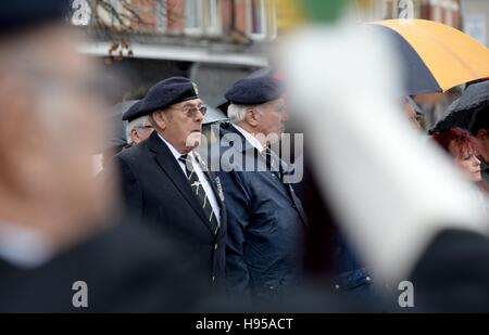 Marina Mercantile Service Newport Wales UK sabato 19 novembre 2016 la Marina Mercantile Associazione città di Newport del servizio della filiale di ricordo presso il commerciante marinaio's Memorial a Mariners Green Newport. Credito: Steven Phillips/Alamy Live News Foto Stock