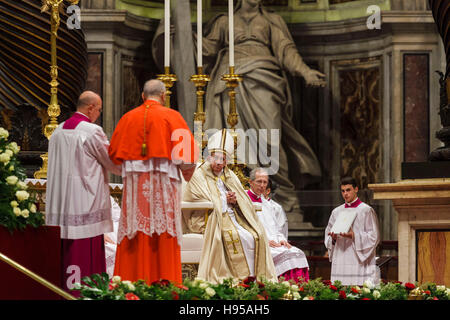 Città del Vaticano il Vaticano. Il 19 Novembre, 2016. Papa Francesco elevato 17 vescovi cattolici romani e gli arcivescovi al rango di cardinale nel Concistoro Ordinario Pubblico nella Basilica di San Pietro in Vaticano Città del Vaticano. In aggiunta ai 14 nuovi elettori, Papa Francesco denominata 3 nuovi cardinali che sono di età superiore a 80 e quindi non idonee a votare in un conclave. Credito: Giuseppe Ciccia/Alamy Live News Foto Stock