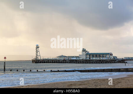 Bournemouth Dorset, Regno Unito 19 novembre 2016. Regno Unito: meteo sole prima che la pioggia a Bournemouth Beach, come nuvole grigie e raccogliere oltre il molo, come le condizioni meteorologiche è dovuta a deteriorarsi con l arrivo di tempesta Angus. Credito: Carolyn Jenkins/Alamy Live News Foto Stock