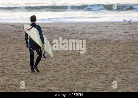 Bournemouth Dorset, Regno Unito 19 novembre 2016. Surfer teste per il mare a Bournemouth Beach al sole nel novembre del credito: Carolyn Jenkins/Alamy Live News Foto Stock