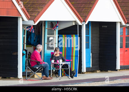 Bournemouth Dorset, Regno Unito 19 novembre 2016. Regno Unito: meteo sole prima della pioggia a Bournemouth. Non riesce a dissuadere il British spirito con i loro due argomenti preferiti di conversazione meteo e buona tazza di tè! La Sua Signoria e il suo Ladyship godono di una buona tazza di tè al di fuori il Beach Hut sul lungomare di Bournemouth Beach. Credito: Carolyn Jenkins/Alamy Live News Foto Stock