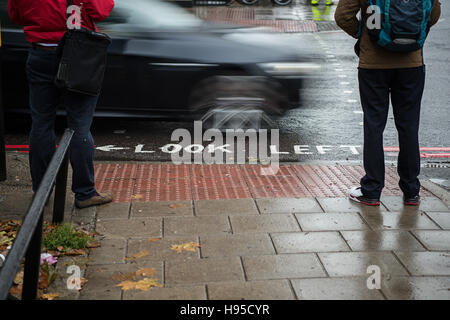 Londra, Regno Unito. Xix Nov, 2016. "Guardare a sinistra' dipinta su una strada di fronte a un attraversamento pedonale a Londra, Inghilterra, 19 novembre 2016. Foto: Wolfram Kastl/dpa/Alamy Live News Foto Stock