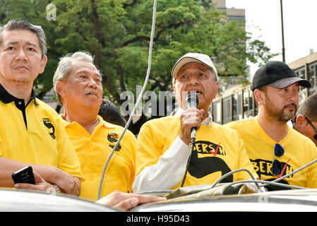 Kuala Lumpur, Malesia. Xix Nov, 2016. Ex primo ministro della Malesia Mahathir Mohamad (C) parla nel corso di una manifestazione organizzata da Bersih 5.0 per chiedere le dimissioni della Malaysia il Primo Ministro Najib Razak a Kuala Lumpur il 19 novembre 2016 Credit: Chris JUNG/Alamy Live News Foto Stock