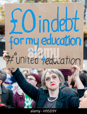 Londra, Regno Unito. Xix Nov, 2016. Uno studente vestito come Theresa Maggio, detiene una targhetta vicino a Millbank durante una manifestazione di protesta organizzata dall'Unione nazionale degli studenti (NUS) e l'Università e College di unione (UCU). La dimostrazione, "Uniti per l'istruzione, rappresenta una chiamata per libero, accessibile e ulteriormente la qualità e gli istituti di istruzione superiore di tutto il Regno Unito, e la richiesta di porre fine alla marketisation di università e college. Credito: Stephen Chung/Alamy Live News Foto Stock