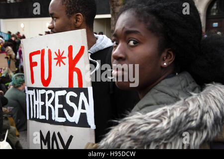 Londra, Regno Unito. Xix Nov, 2016. Unione nazionale degli studenti (NUS) e l'Università e College di unione (UCU) dimostrazione uniti per l'istruzione chiamando gratuitamente, accessibile e ulteriormente la qualità e gli istituti di istruzione superiore di tutto il Regno Unito. gli studenti portano cartelloni durante la protesta chiamando ad una estremità al marketisation di università e college. Credito: Thabo Jaiyesimi/Alamy Live News Foto Stock