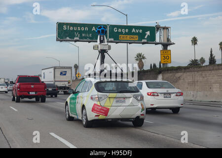 Los Angeles, Stati Uniti. Xvi Nov, 2016. Una vettura da Google Street View con un 360-grado fotocamera sul tetto unità su una superstrada a Los Angeles (USA) il 15 novembre 2016. Foto: Friso Gentsch/dpa - nessun filo SERVICE -/dpa/Alamy Live News Foto Stock