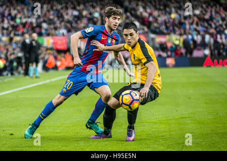 Barcellona, in Catalogna, Spagna. Xix Nov, 2016. FC Barcelona centrocampista S. ROBERTO compete con Malaga defender F. ricca per la palla durante il match LaLiga tra FC Barcellona e Malaga CF allo stadio Camp Nou a Barcellona Credito: Matthias Oesterle/ZUMA filo/Alamy Live News Foto Stock