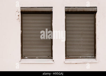 Parete con due chiusa dalla visiera parasole avvolgibile windows Foto Stock