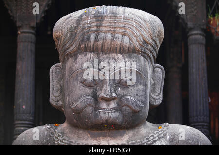 Statua di un lottatore presso il Tempio Nyatapola in Bhaktapur. Il Nepal. Foto Stock