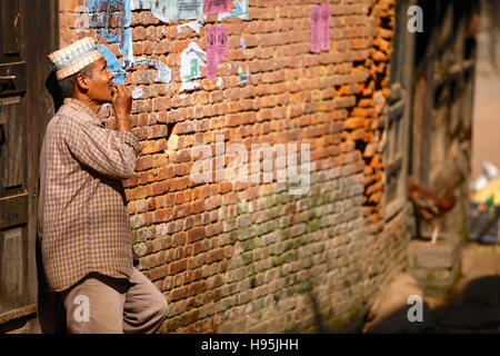 Riflessivo uomo nepalese in una strada di Kathmandu, Nepal. Foto Stock