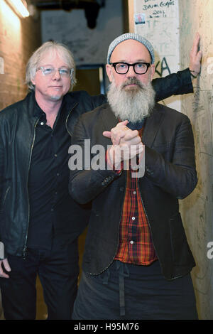 Mike Mills (a sinistra) e Michael Stipe of R.E.M posano in seguito a una domanda e UNA domanda al Borderline di Soho, Londra, mentre celebrano il 25° anniversario del loro storico album 'out of Time'. Foto Stock