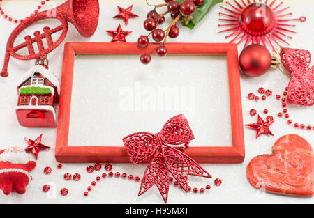 Le decorazioni di Natale e vuoto picture frame per memorie future Foto Stock