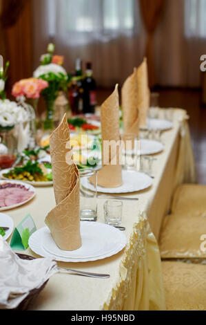 Bella impostazione tabella per il matrimonio la cena in un ristorante Foto Stock