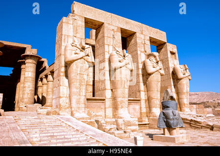 Il Ramesseum memorial temple vicino a Luxor, Egitto Foto Stock