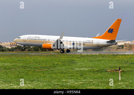 Hapag-Lloyd Kreuzfahrten Boeing 737-8K5 [D] AHLK pista di atterraggio 31. Foto Stock