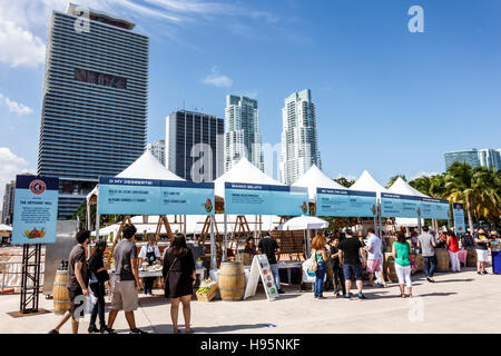 Miami Florida, Bayfront Park, Chipotle cultivate Festival, venditori, stand, bancarelle, dessert, condomini alti, skyline della città, FL161113068 Foto Stock