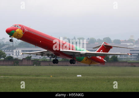 Stuttgart, Germania - 23 Maggio 2016: DAT, MD80 è tenuto fuori all'Aeroporto di Stoccarda Foto Stock