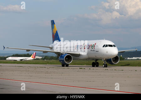 Stuttgart, Germania - 26 Maggio 2016: piccolo pianeta, Airbus A320 all'Aeroporto di Stoccarda Foto Stock