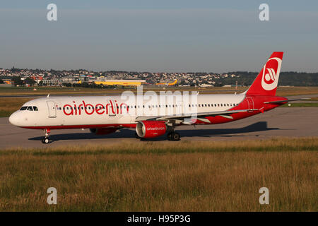 Stuttgart, Germania - 27 Giugno 2016: Air Berlin Airbus A321presso l'Aeroporto di Stoccarda Foto Stock