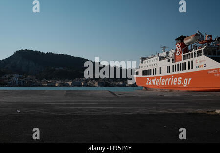 Zante traghetti nel Dock nella città di Zante porto Foto Stock