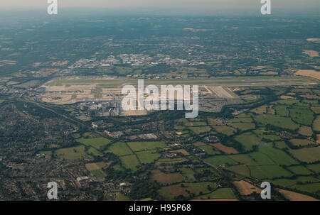 Una veduta aerea di Gatwick airport pista Foto Stock