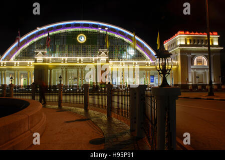 Hualamphong Stazione Ferroviaria di notte, Bangkok, Thailandia Foto Stock