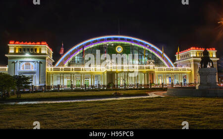 Hualamphong Stazione Ferroviaria di notte, Bangkok, Thailandia Foto Stock