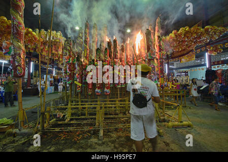 Preghiera di illuminazione pali per merito e buona fortuna per il Festival vegetariano a Bangkok, in Thailandia Foto Stock