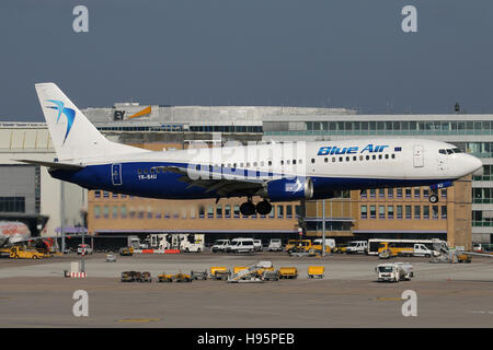 Stuttgart, Germania - 14 Marzo 2016: Blue Air, Boeing 737 è l'atterraggio all'Aeroporto di Stoccarda Foto Stock