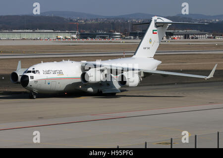 Stuttgart, Germania - 14 Marzo 2016: Kuwait Air Force, Boeing C17 Globemaster presso l'Aeroporto di Stoccarda Foto Stock