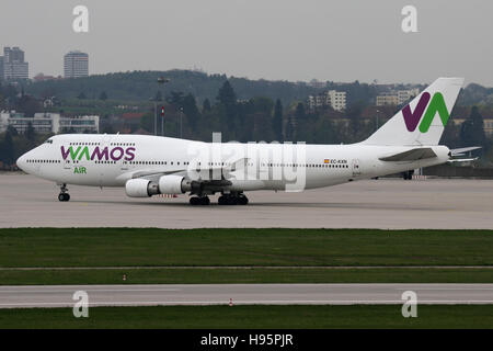 Stuttgart, Germania - 22 Aprile 2016: Wamos aria , Boeing 747-400 all'Aeroporto di Stoccarda Foto Stock