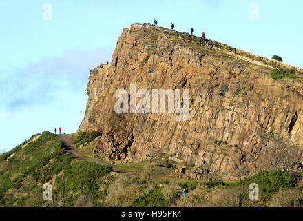 Il radicale strada a Salisbury Crags in Holyrood Park, Edimburgo, Scozia, Regno Unito. Foto Stock