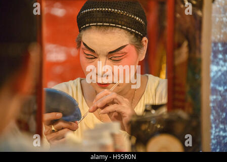 Opera Cinese performer mettendo su un trucco al Festival vegetariano a Bangkok, in Thailandia Foto Stock