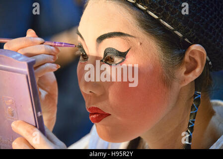 Opera Cinese performer mettendo su un trucco al Festival vegetariano a Bangkok, in Thailandia Foto Stock