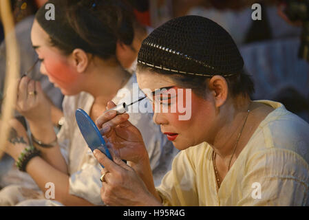 Opera Cinese performer mettendo su un trucco al Festival vegetariano a Bangkok, in Thailandia Foto Stock